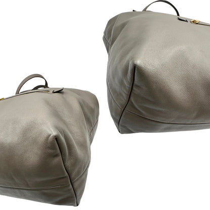 angoli Borsa Prada in pelle color tortora con tracolla e parti metalliche dorate, di lusso, originale, ottime condizioni, usata. 