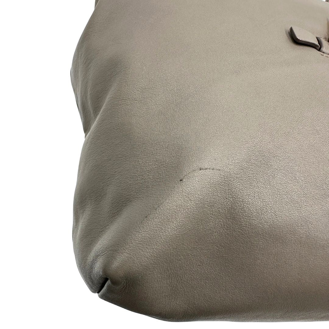 angolo Borsa Prada in pelle color tortora con tracolla e parti metalliche dorate, di lusso, originale, ottime condizioni, usata. 