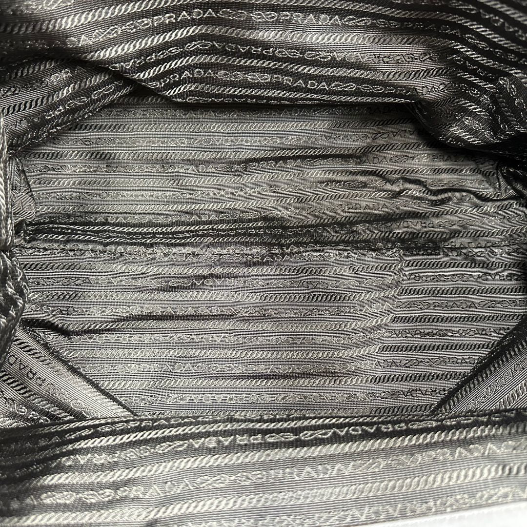 interno Borsa Prada in pelle color tortora con tracolla e parti metalliche dorate, di lusso, originale, ottime condizioni, usata. 