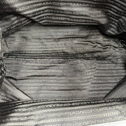 interno Borsa Prada in pelle color tortora con tracolla e parti metalliche dorate, di lusso, originale, ottime condizioni, usata. 