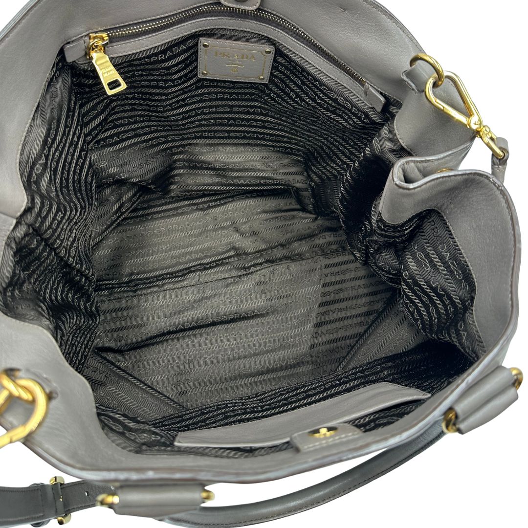 interno Borsa Prada in pelle color tortora con tracolla e parti metalliche dorate, di lusso, originale, ottime condizioni, usata. 