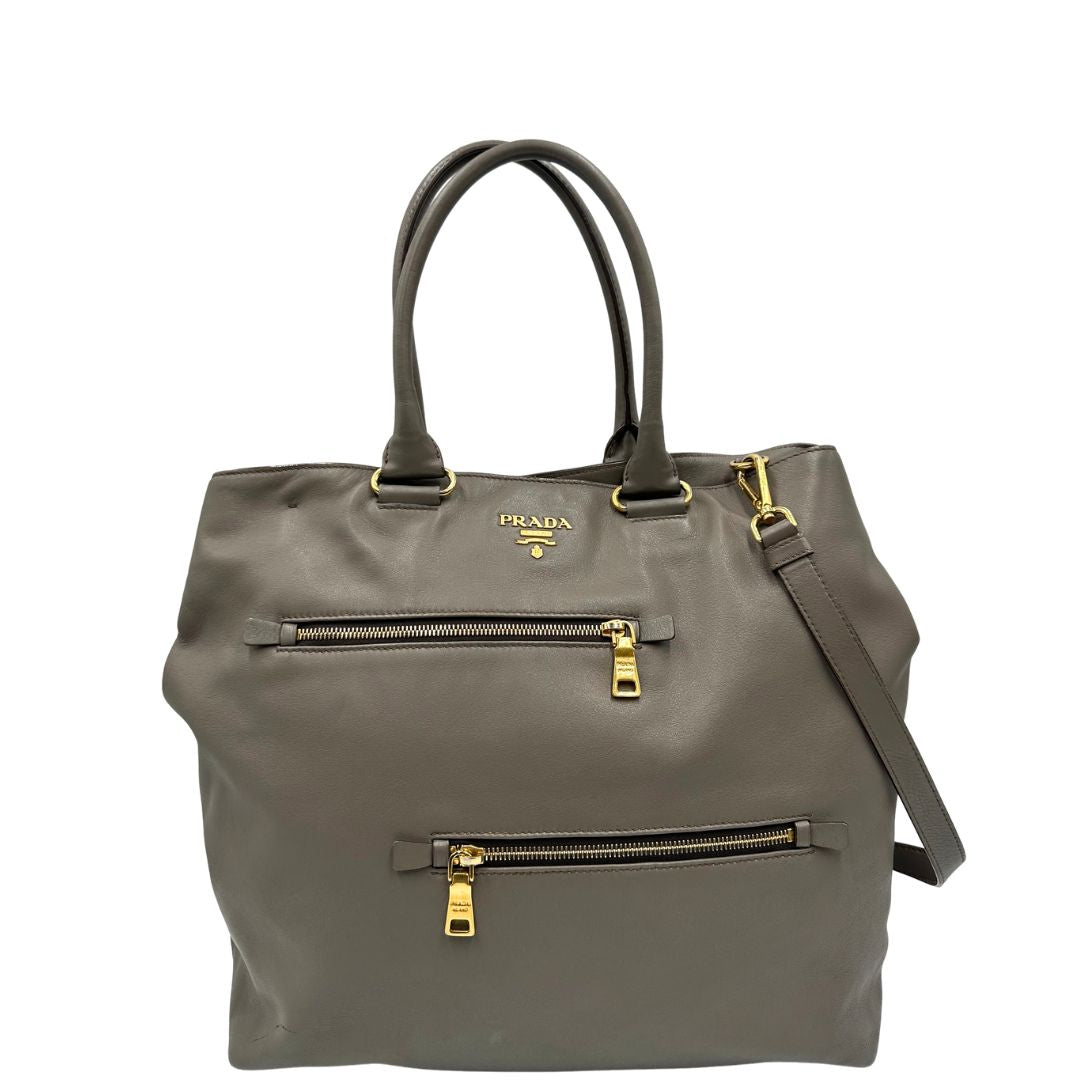 front Borsa Prada in pelle color tortora con tracolla e parti metalliche dorate, di lusso, originale, ottime condizioni, usata. 