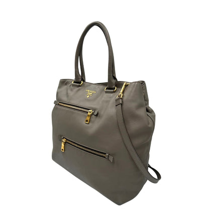 lato Borsa Prada in pelle color tortora con tracolla e parti metalliche dorate, di lusso, originale, ottime condizioni, usata. 