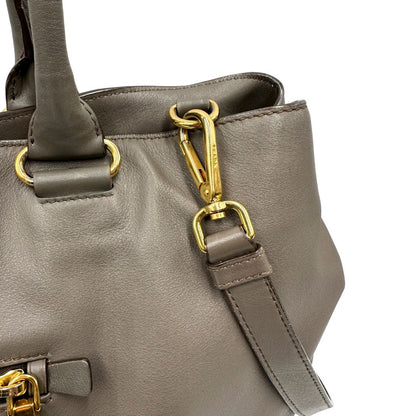 Borsa Prada in pelle color tortora con tracolla e parti metalliche dorate, di lusso, originale, ottime condizioni, usata. 