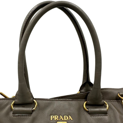 manici Borsa Prada in pelle color tortora con tracolla e parti metalliche dorate, di lusso, originale, ottime condizioni, usata. 