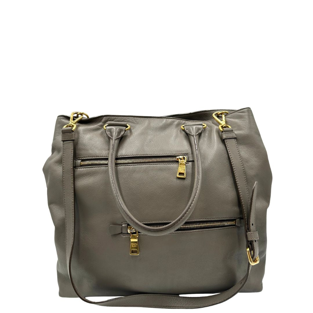 retro Borsa Prada in pelle color tortora con tracolla e parti metalliche dorate, di lusso, originale, ottime condizioni, usata. 