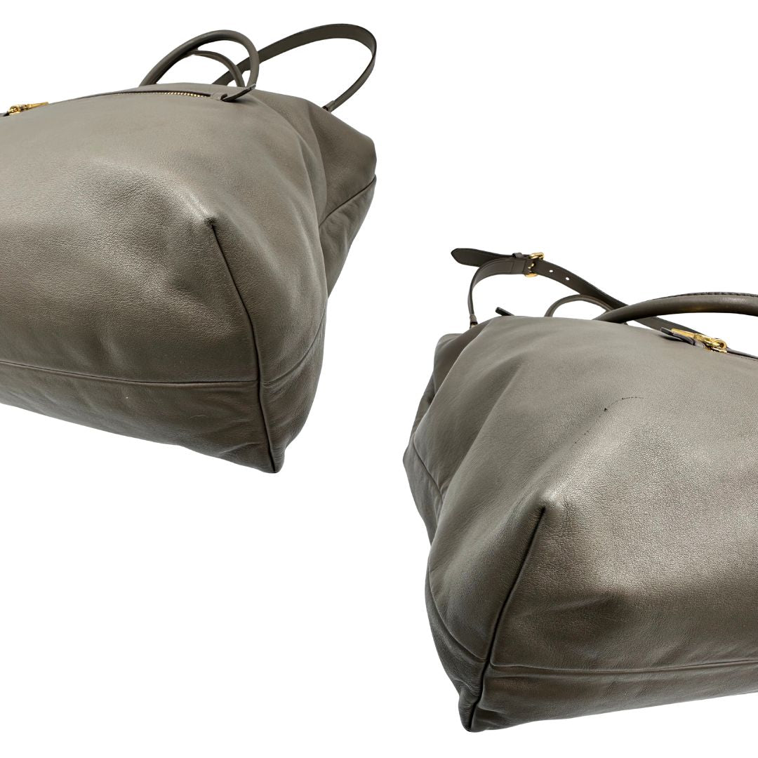 angoli Borsa Prada in pelle color tortora con tracolla e parti metalliche dorate, di lusso, originale, ottime condizioni, usata. 