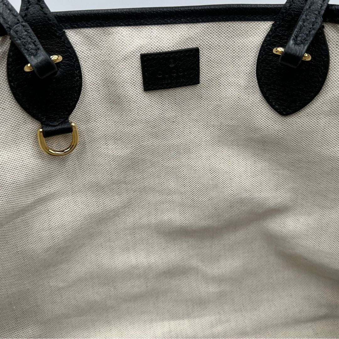 interno Shopper Gucci in pelle nera impreziosita da doppia GG in metallo dorato, di lusso, originale, ottime condizioni, usata. 