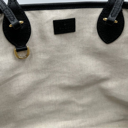 interno Shopper Gucci in pelle nera impreziosita da doppia GG in metallo dorato, di lusso, originale, ottime condizioni, usata. 