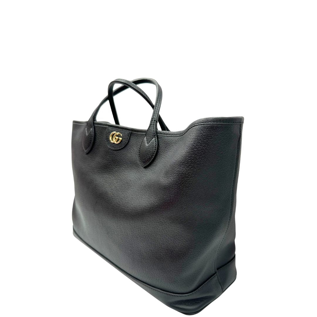 lato Shopper Gucci in pelle nera impreziosita da doppia GG in metallo dorato, di lusso, originale, ottime condizioni, usata. 