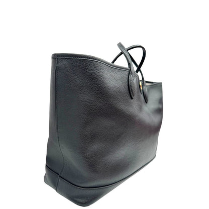 lato Shopper Gucci in pelle nera impreziosita da doppia GG in metallo dorato, di lusso, originale, ottime condizioni, usata. 