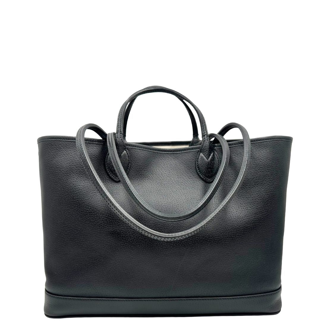 retro Shopper Gucci in pelle nera impreziosita da doppia GG in metallo dorato, di lusso, originale, ottime condizioni, usata. 