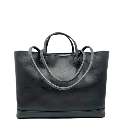 retro Shopper Gucci in pelle nera impreziosita da doppia GG in metallo dorato, di lusso, originale, ottime condizioni, usata. 