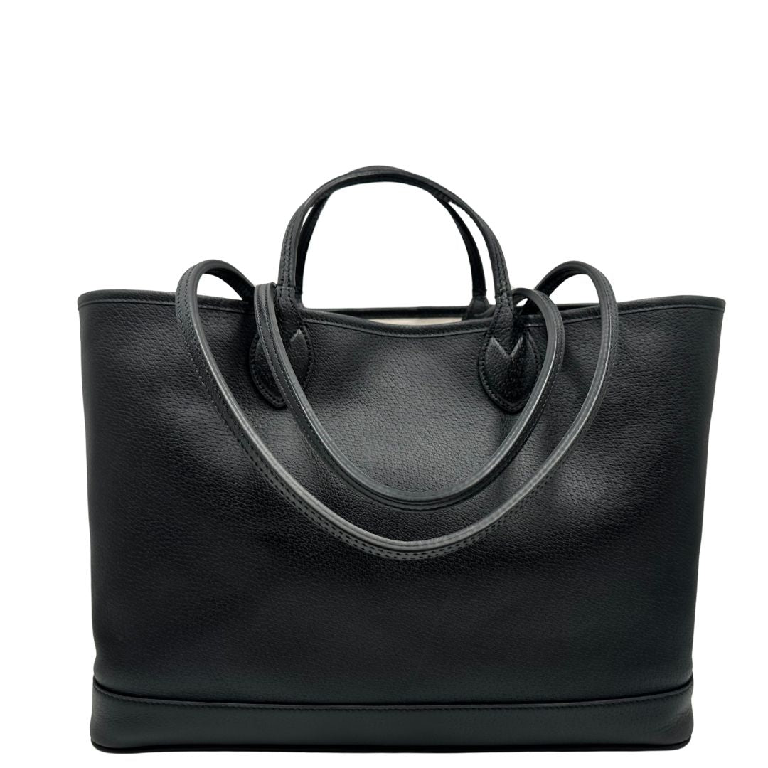 retro vShopper Gucci in pelle nera impreziosita da doppia GG in metallo dorato, di lusso, originale, ottime condizioni, usata.