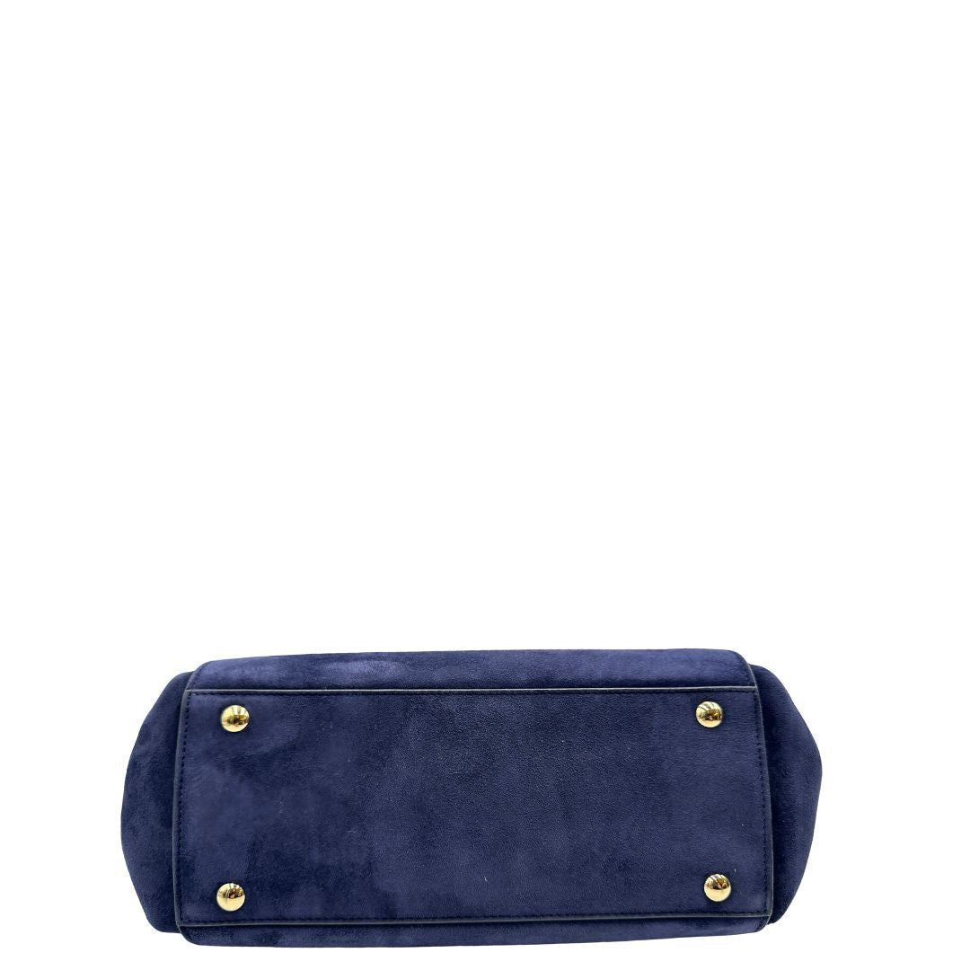 Base, Borsa Salvatore Ferragamo realizzata in& pelle scamosciata di colore blu navy, con manico superiore e dettagli in metallo dorato.