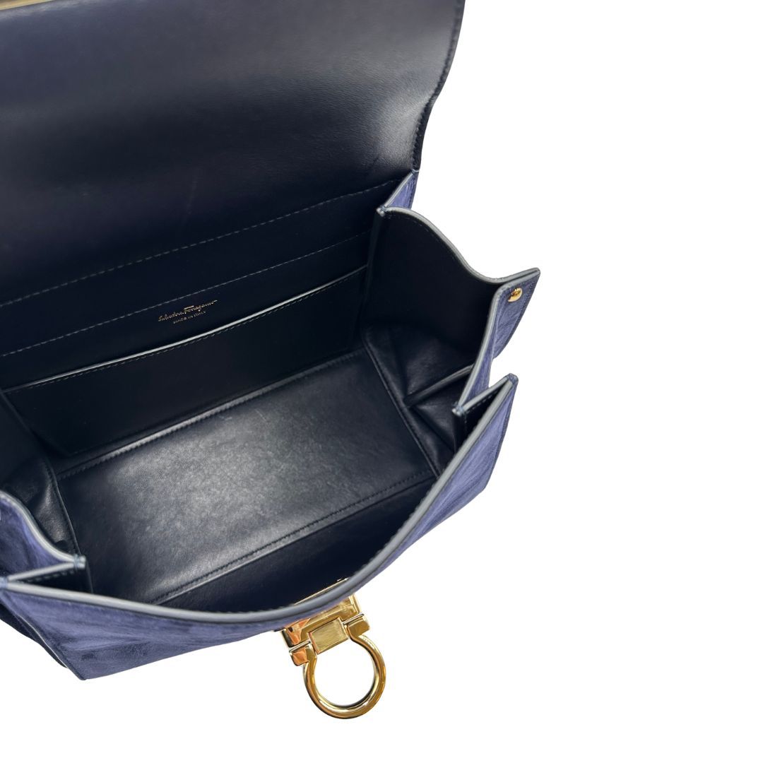 Interno, Borsa Salvatore Ferragamo realizzata in& pelle scamosciata di colore blu navy, con manico superiore e dettagli in metallo dorato.