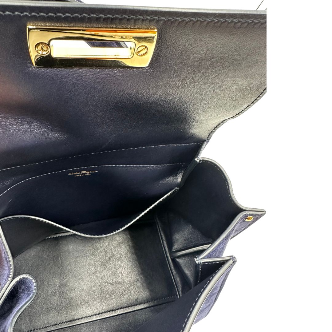 Interno, Borsa Salvatore Ferragamo realizzata in& pelle scamosciata di colore blu navy, con manico superiore e dettagli in metallo dorato.