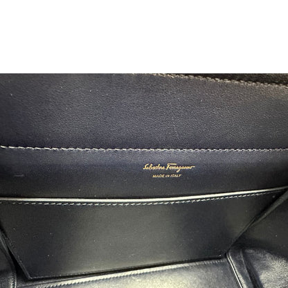 Interno, Borsa Salvatore Ferragamo realizzata in& pelle scamosciata di colore blu navy, con manico superiore e dettagli in metallo dorato.