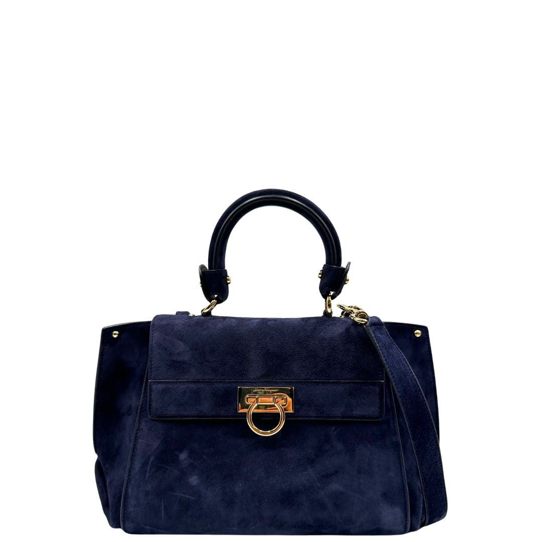 Front, Borsa Salvatore Ferragamo realizzata in& pelle scamosciata di colore blu navy, con manico superiore e dettagli in metallo dorato.