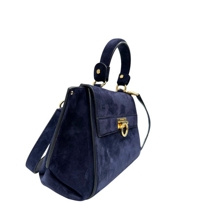 Lato destro, Borsa Salvatore Ferragamo realizzata in& pelle scamosciata di colore blu navy, con manico superiore e dettagli in metallo dorato.