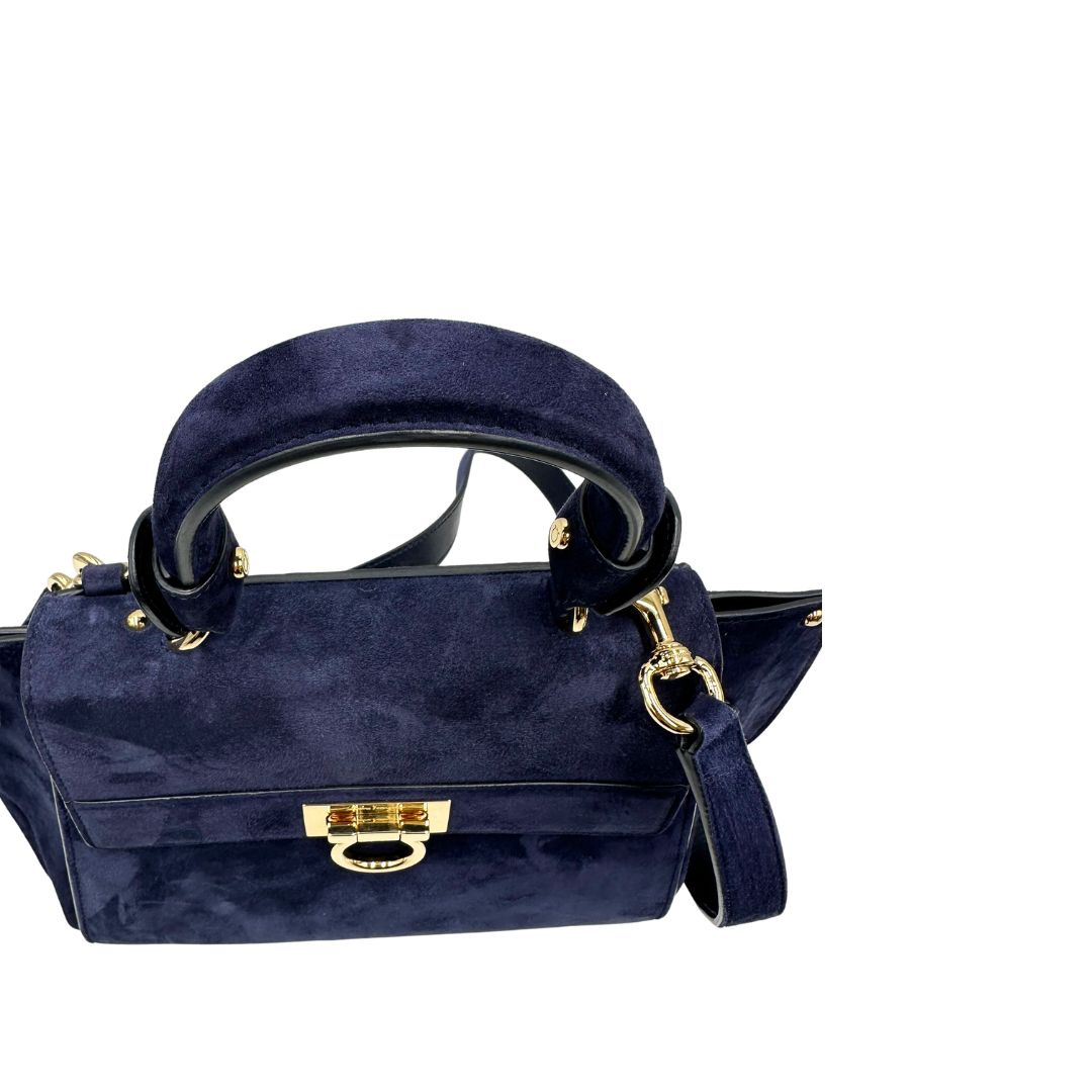 Manico, Borsa Salvatore Ferragamo realizzata in& pelle scamosciata di colore blu navy, con manico superiore e dettagli in metallo dorato.