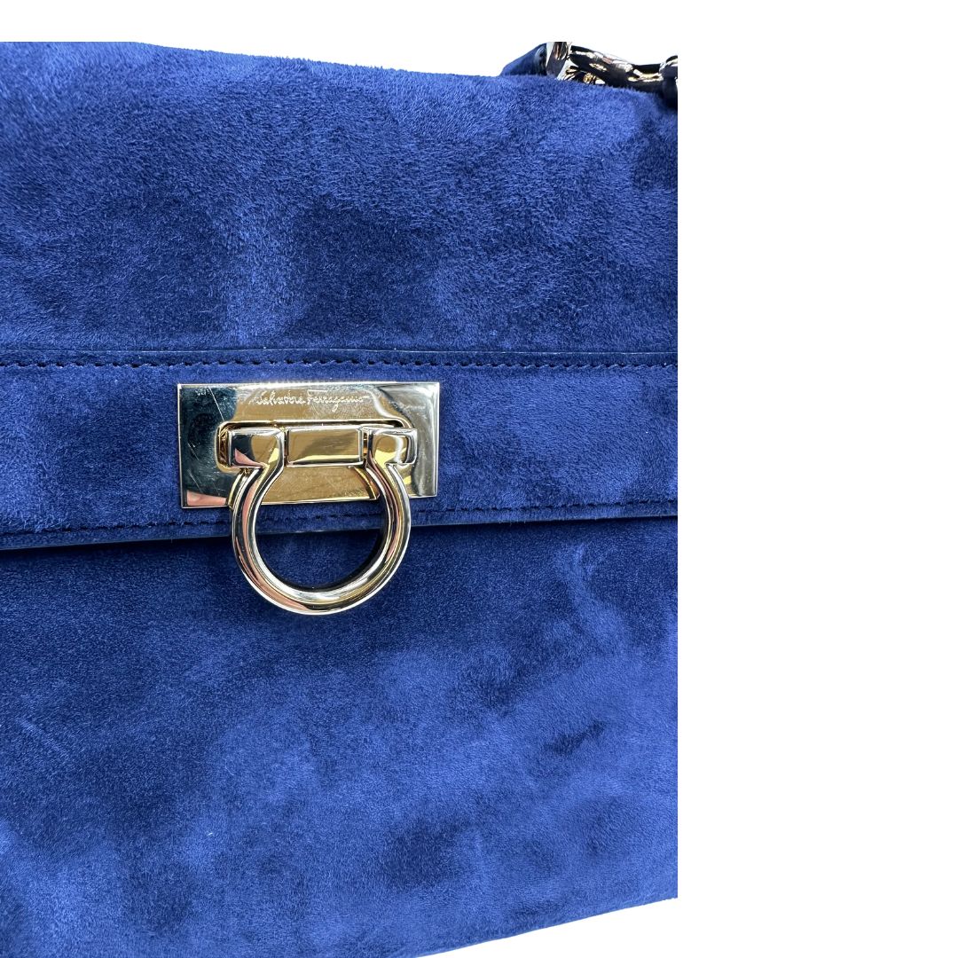 Chiusura, Borsa Salvatore Ferragamo realizzata in& pelle scamosciata di colore blu navy, con manico superiore e dettagli in metallo dorato.