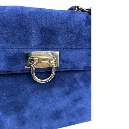 Chiusura, Borsa Salvatore Ferragamo realizzata in& pelle scamosciata di colore blu navy, con manico superiore e dettagli in metallo dorato.