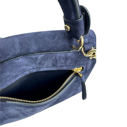 Tasca esterna, Borsa Salvatore Ferragamo realizzata in& pelle scamosciata di colore blu navy, con manico superiore e dettagli in metallo dorato.