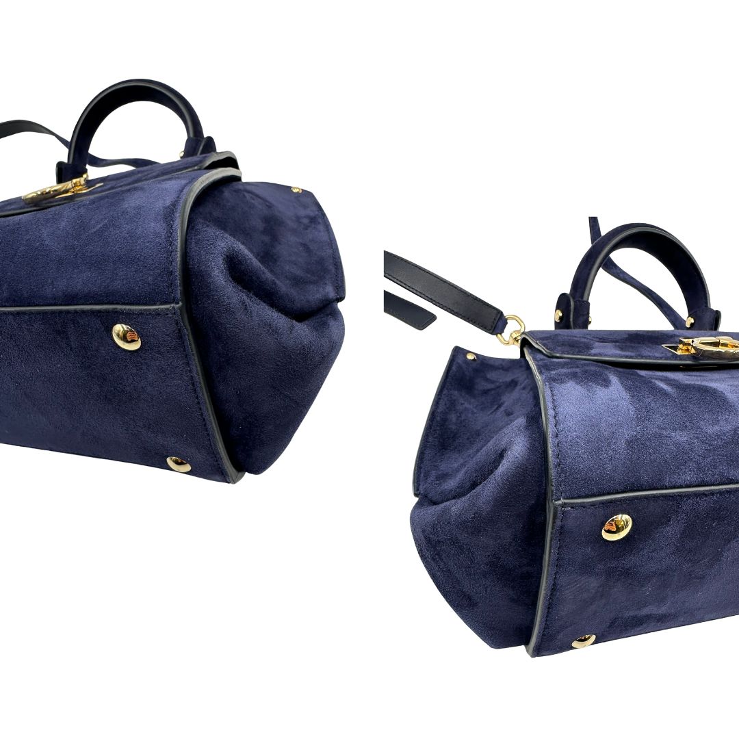 Angoli, Borsa Salvatore Ferragamo realizzata in& pelle scamosciata di colore blu navy, con manico superiore e dettagli in metallo dorato.