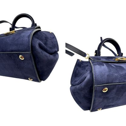 Angoli, Borsa Salvatore Ferragamo realizzata in& pelle scamosciata di colore blu navy, con manico superiore e dettagli in metallo dorato.