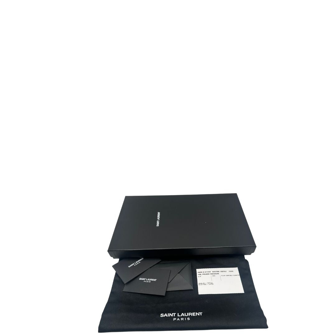 dustbag Pochette Saint Laurent in pelle nera martellata impreziosita dall'iconico logo Cassandre, di lusso, originale, eccellenti condizioni, usata. 