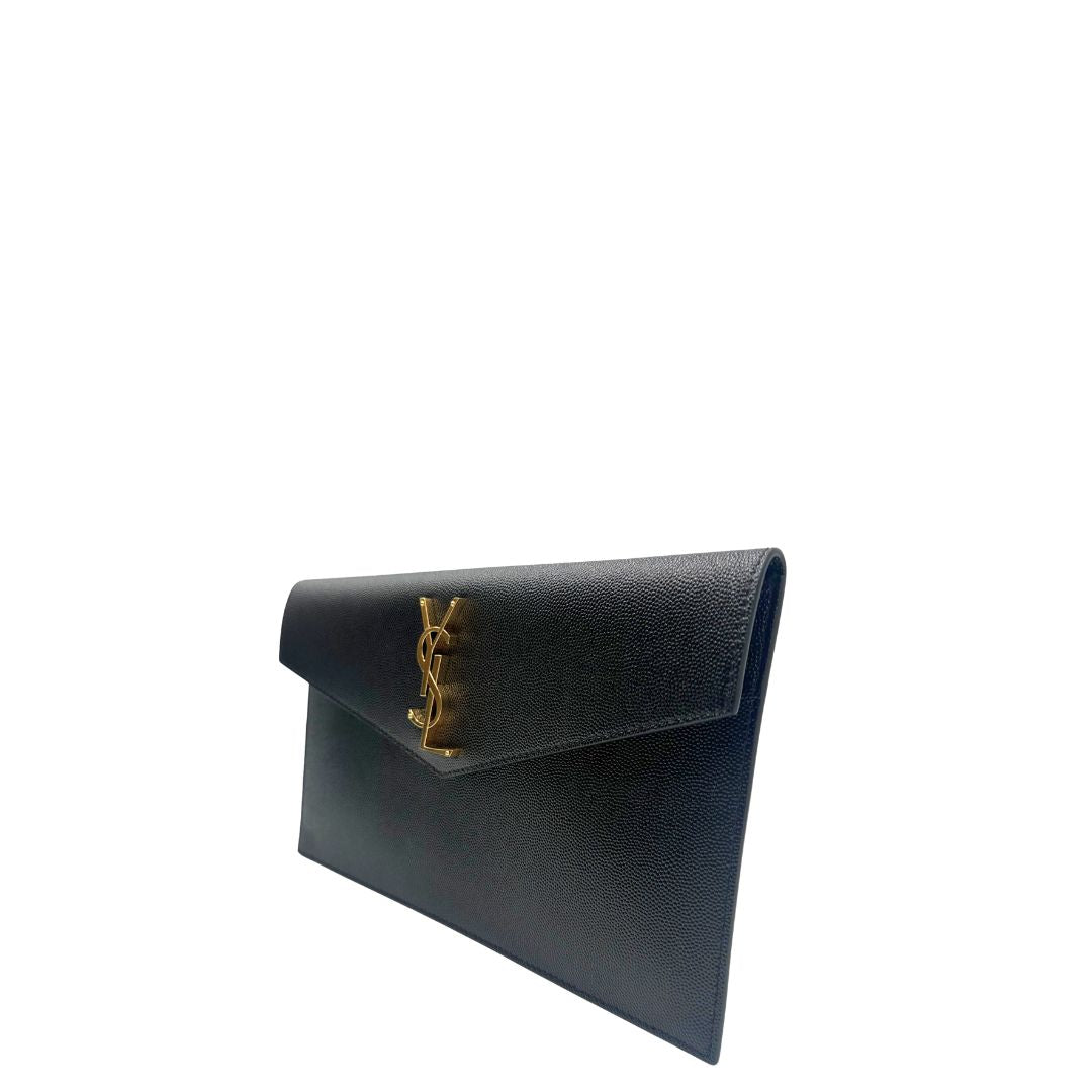 lato Pochette Saint Laurent in pelle nera martellata impreziosita dall'iconico logo Cassandre, di lusso, originale, eccellenti condizioni, usata. 