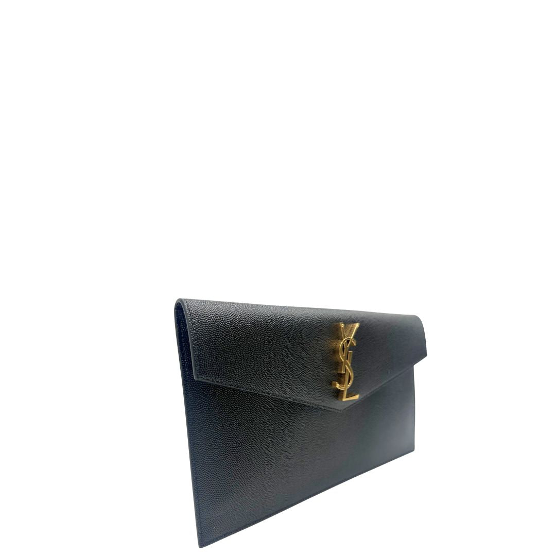 lato Pochette Saint Laurent in pelle nera martellata impreziosita dall'iconico logo Cassandre, di lusso, originale, eccellenti condizioni, usata. 