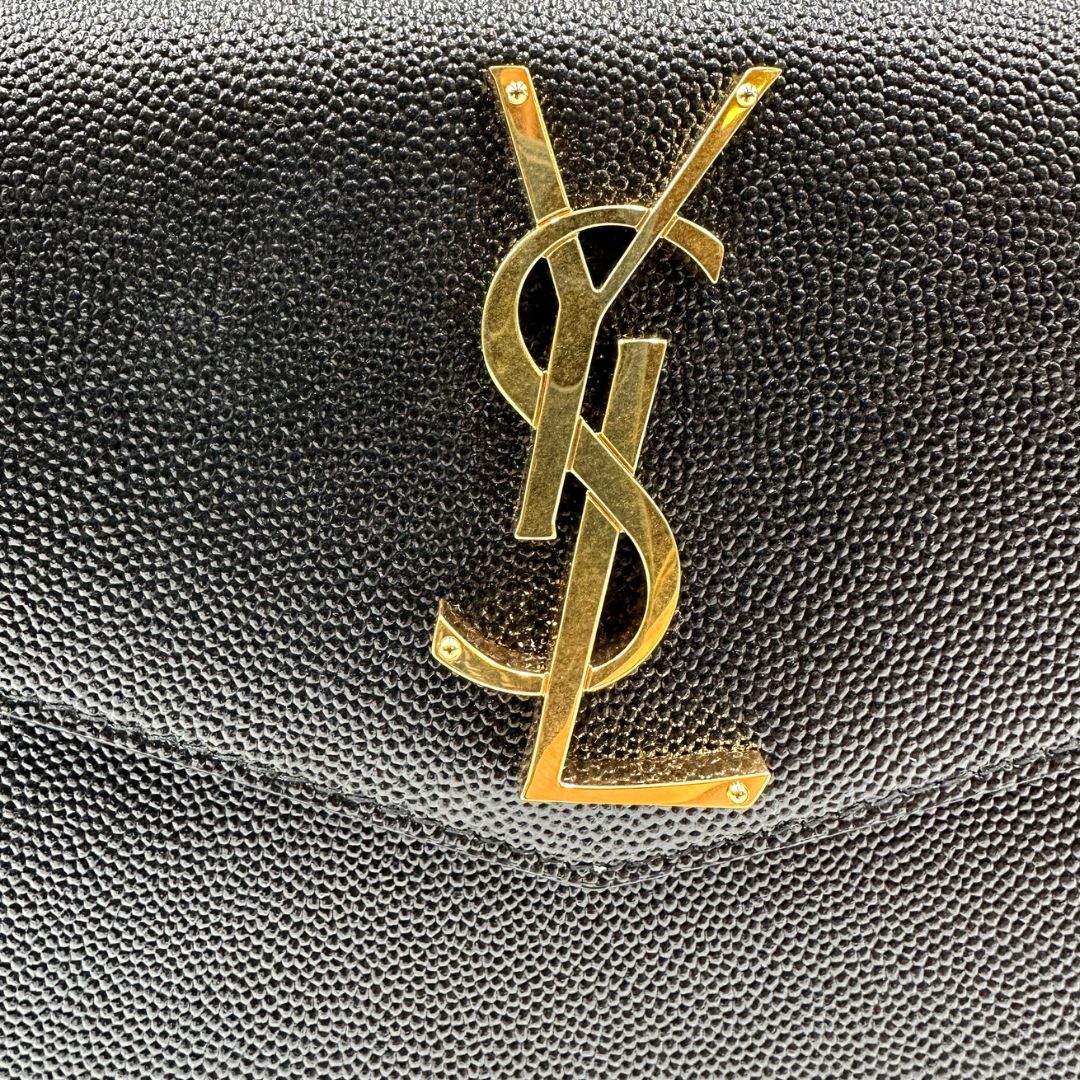 ysl Pochette Saint Laurent in pelle nera martellata impreziosita dall'iconico logo Cassandre, di lusso, originale, eccellenti condizioni, usata. 