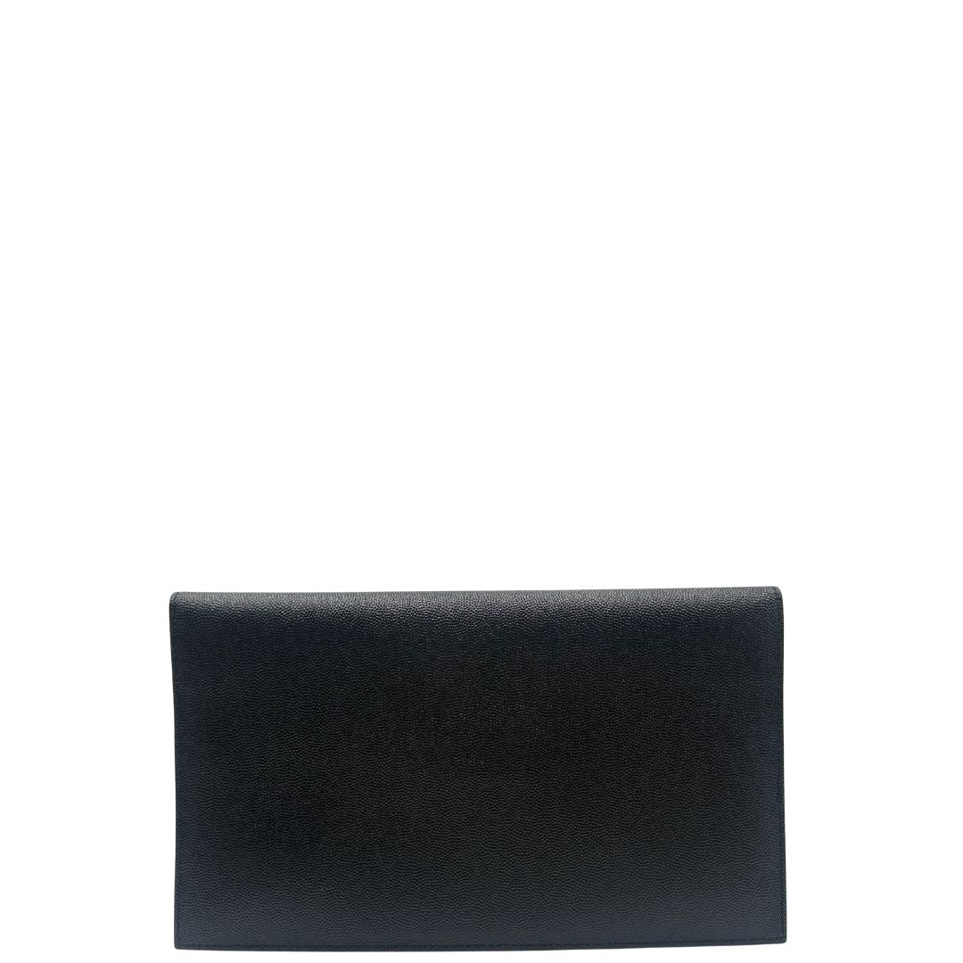 retro Pochette Saint Laurent in pelle nera martellata impreziosita dall'iconico logo Cassandre, di lusso, originale, eccellenti condizioni, usata. 