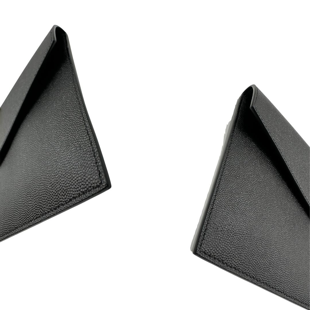 angoli Pochette Saint Laurent in pelle nera martellata impreziosita dall'iconico logo Cassandre, di lusso, originale, eccellenti condizioni, usata. 