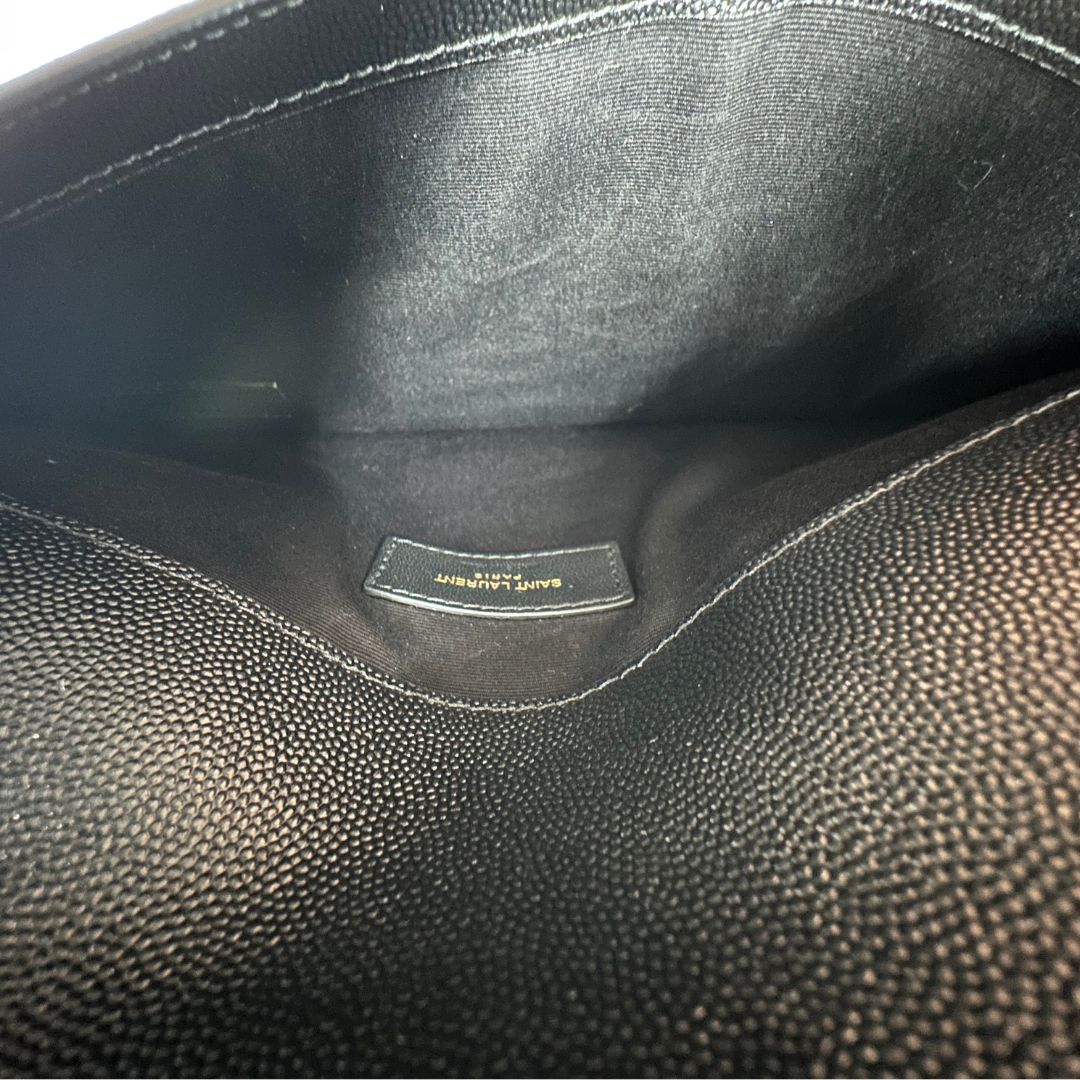 interno Pochette Saint Laurent in pelle nera martellata impreziosita dall'iconico logo Cassandre, di lusso, originale, eccellenti condizioni, usata. 