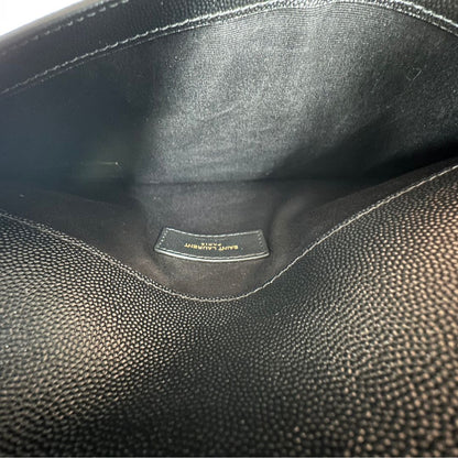 interno Pochette Saint Laurent in pelle nera martellata impreziosita dall'iconico logo Cassandre, di lusso, originale, eccellenti condizioni, usata. 