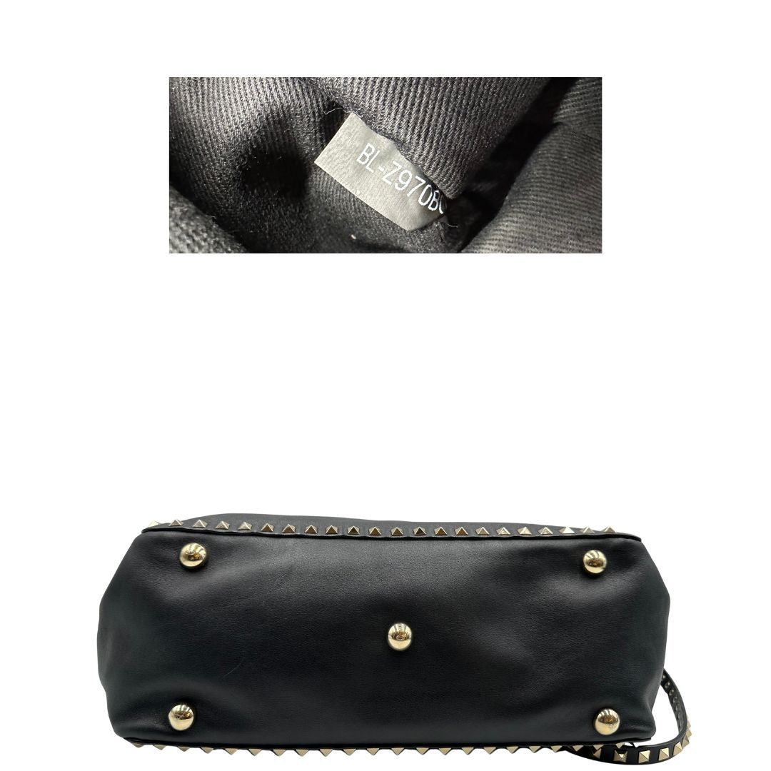 base Rockstud Valentino Garavani rifinita con borchie piramidali oro chiaro, di lusso, originale, ottime condizioni, usata.