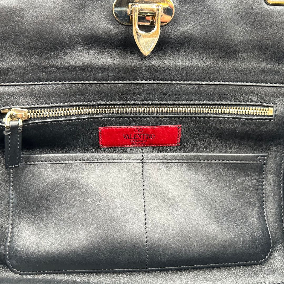 interno Rockstud Valentino Garavani rifinita con borchie piramidali oro chiaro, di lusso, originale, ottime condizioni, usata. 