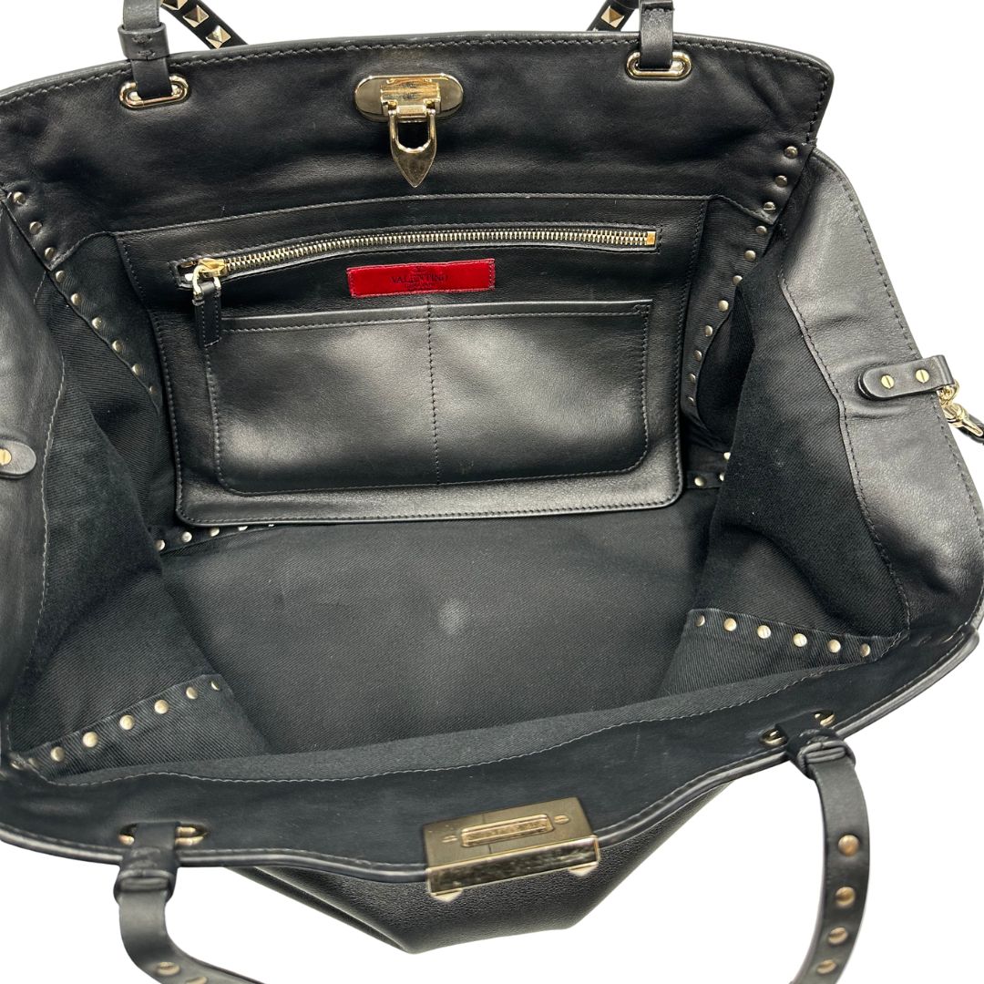 interno Rockstud Valentino Garavani rifinita con borchie piramidali oro chiaro, di lusso, originale, ottime condizioni, usata. 