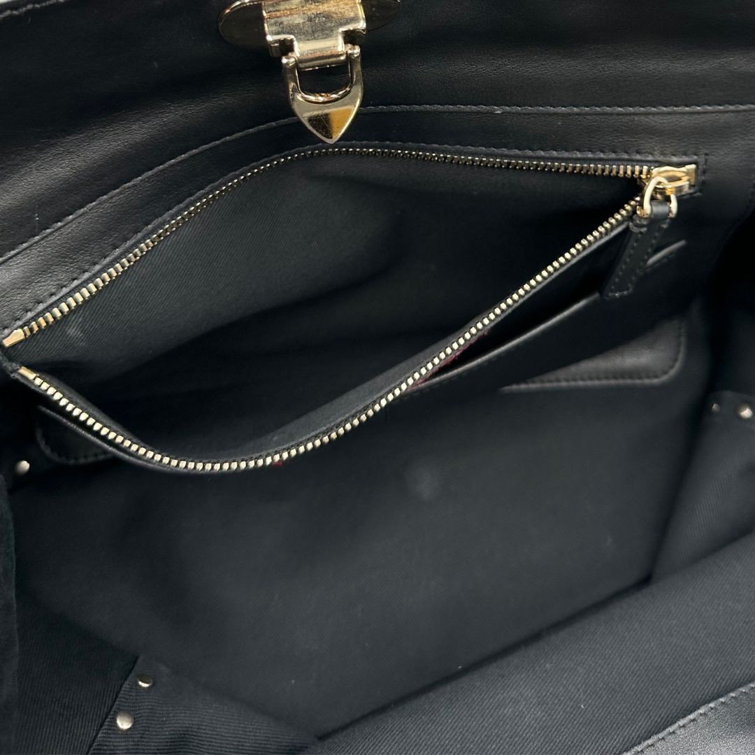 interno Rockstud Valentino Garavani rifinita con borchie piramidali oro chiaro, di lusso, originale, ottime condizioni, usata. 