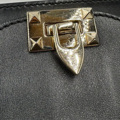 chiusura Rockstud Valentino Garavani rifinita con borchie piramidali oro chiaro, di lusso, originale, ottime condizioni, usata. 