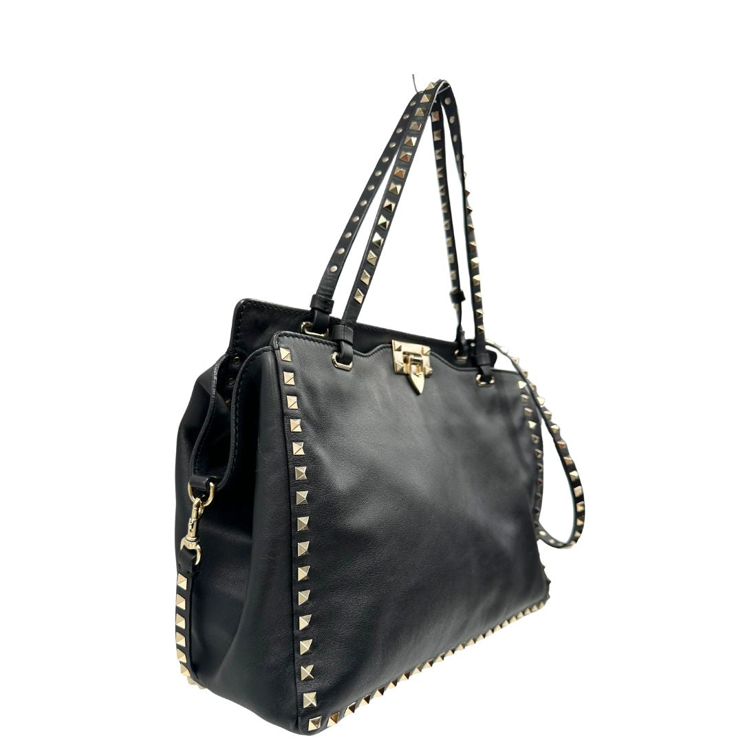 lato Rockstud Valentino Garavani rifinita con borchie piramidali oro chiaro, di lusso, originale, ottime condizioni, usata. 