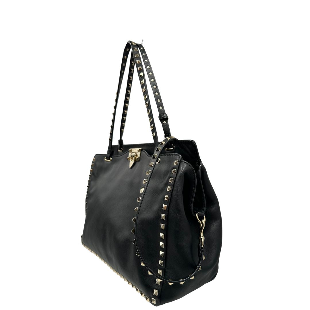 lato Rockstud Valentino Garavani rifinita con borchie piramidali oro chiaro, di lusso, originale, ottime condizioni, usata.