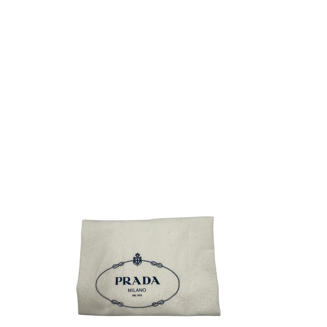 Dustbag di una borsa Prada in nylon rosso e finiture in pelle saffiano tono su tono, usata, originale, second hand, in ottime condizioni.