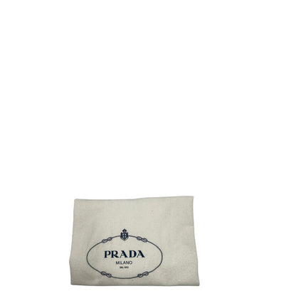 Dustbag di una borsa Prada in nylon rosso e finiture in pelle saffiano tono su tono, usata, originale, second hand, in ottime condizioni.