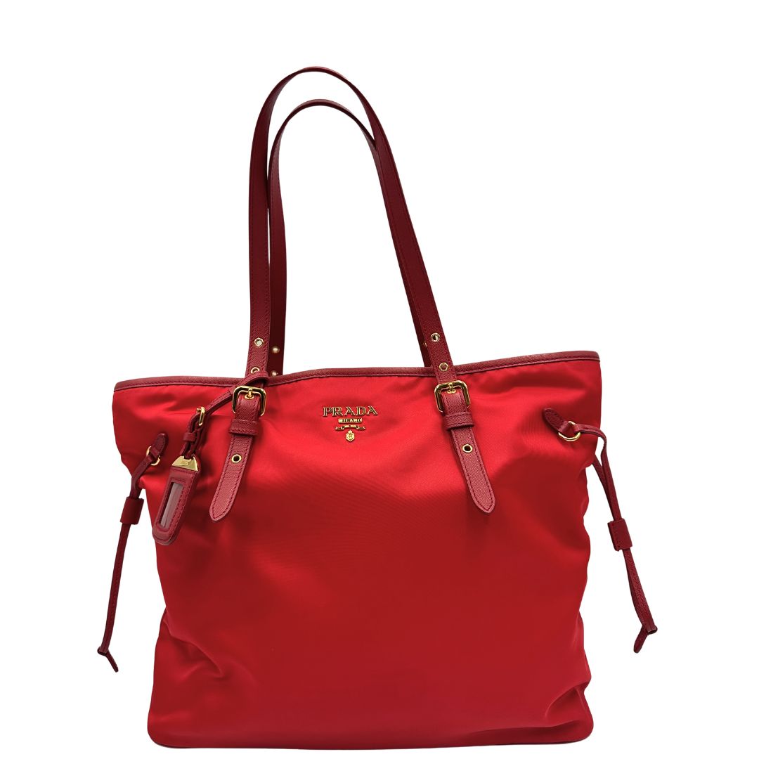 Front di una borsa Prada in nylon rosso e finiture in pelle saffiano tono su tono, usata, originale, second hand, in ottime condizioni.