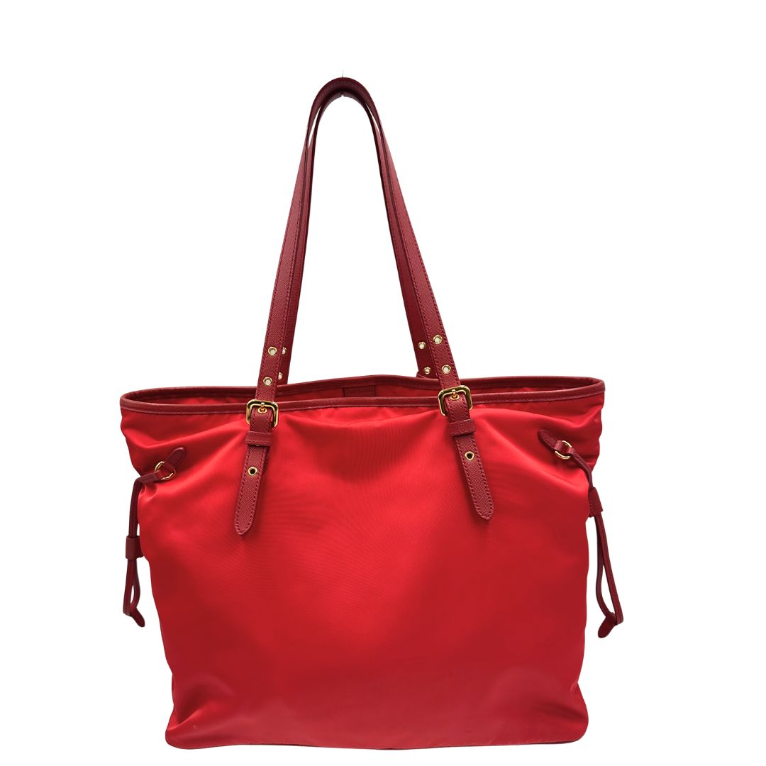 Retro di una borsa Prada in nylon rosso e finiture in pelle saffiano tono su tono, usata, originale, second hand, in ottime condizioni.