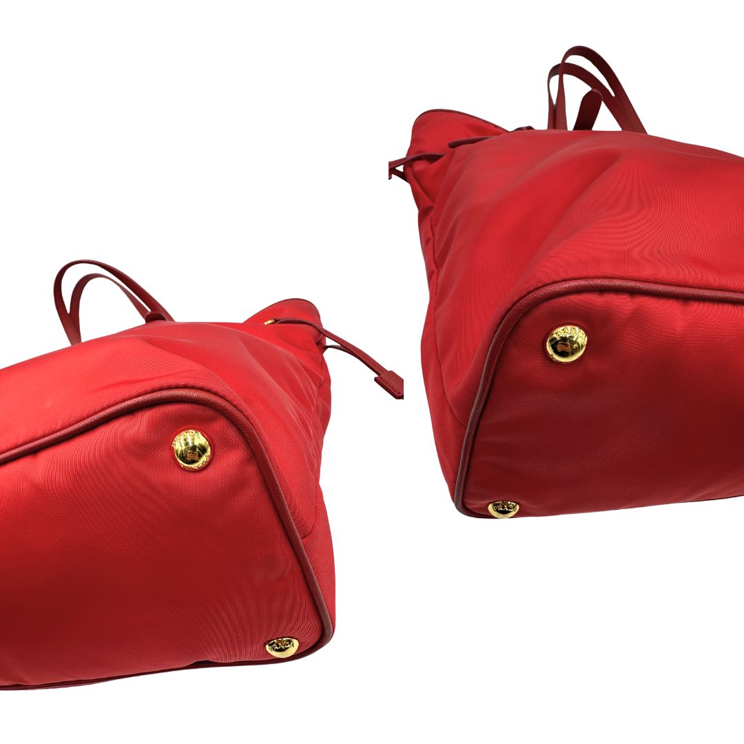 Angoli di una borsa Prada in nylon rosso e finiture in pelle saffiano tono su tono, usata, originale, second hand, in ottime condizioni.